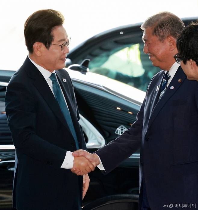 [도쿄=뉴시스] 고범준 기자 = 이재명 대통령이 23일(현지 시간) 이시바 시게루 일본 총리와 정상회담을 하기 위해 일본 도쿄 총리 관저에 도착하며 악수하고 있다. 2025.08.23. bjko@newsis.com /사진=고범준