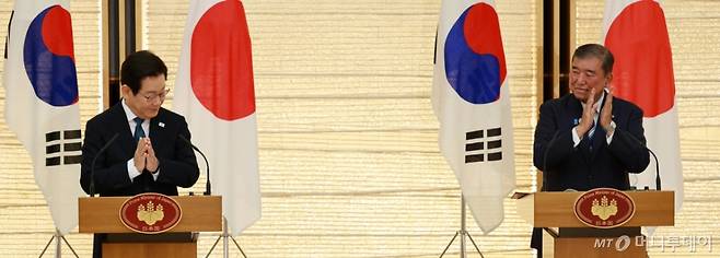 [도쿄=뉴시스] 고범준 기자 = 이재명 대통령과 이시바 시게루 일본 총리가 23일(현지 시간) 일본 도쿄 총리 관저에서 한일 공동언론발표를 마친 뒤 박수치고 있다. 2025.08.23. bjko@newsis.com /사진=고범준