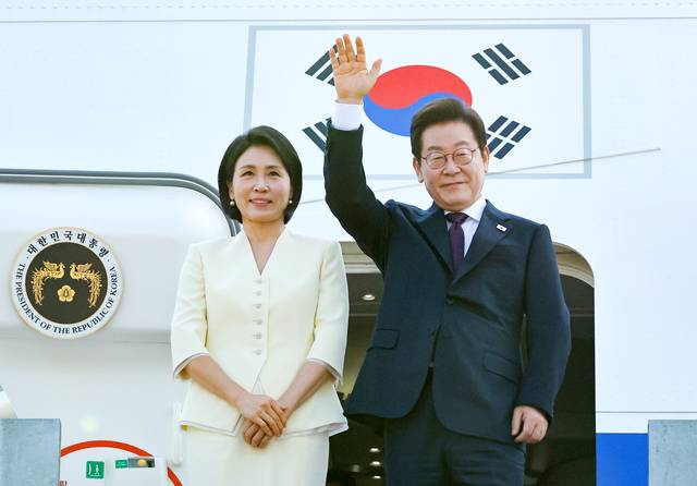 <YONHAP PHOTO-3334> 이재명 대통령 부부, 일본·미국 방문 출발 인사     (성남=연합뉴스) 홍해인 기자 = 이재명 대통령과 김혜경 여사가 일본·미국 방문을 위해 23일 성남 서울공항을 출발하며 공군 1호기에 올라 인사하고 있다.