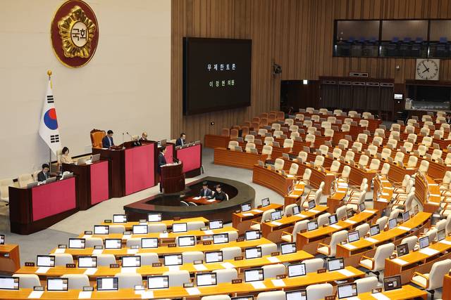 22일 서울 여의도 국회 본회의장에서 더불어민주당 이정헌 의원이 EBS법 개정안에 대한 무제한 토론을 하고 있다. 연합뉴스