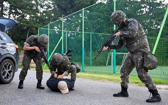 21일 공군38전투비행전대 초동조치팀이 거동수상자를 제압하고 있다. 공군 제공.국방일보