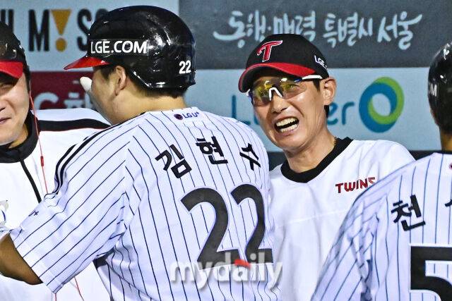 19일 서울 잠실야구장에서 열린 '2025 신한 SOL BANK KBO리그' 롯데 자이언츠와 LG 트윈스 경기. LG 김현수가 8회말 1사 1루에 투런포를 친 후 염경엽 감독과 기쁨을 나누고 있다./마이데일리