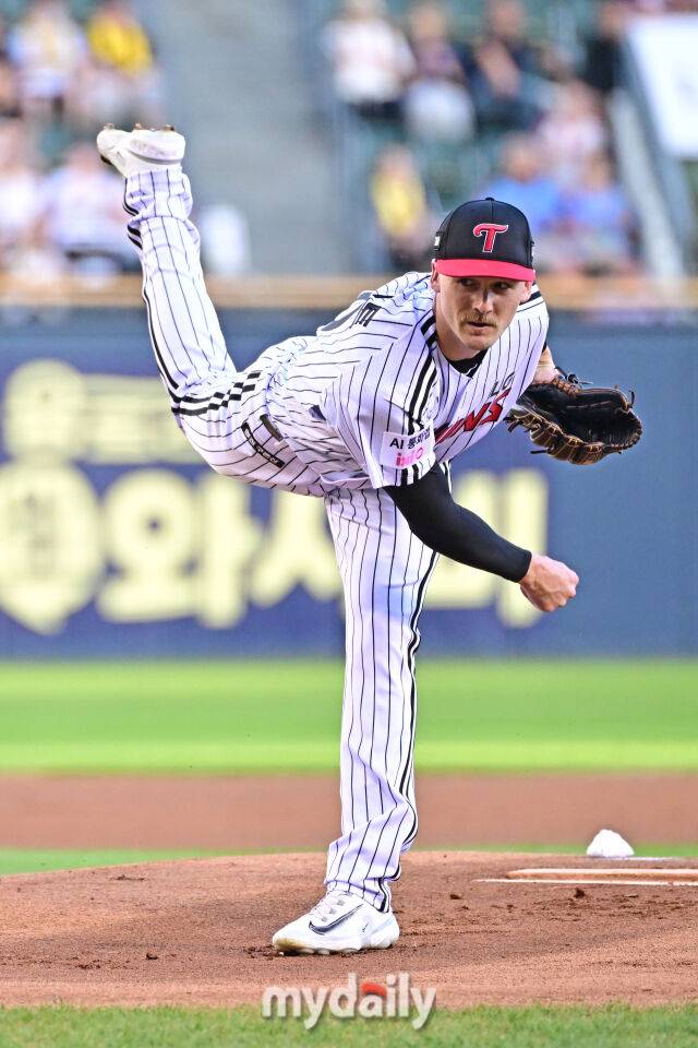 19일 서울 잠실야구장에서 열린 '2025 신한 SOL BANK KBO리그' 롯데 자이언츠와 LG 트윈스 경기. LG 선발 톨허스트가 힘차게 투구하고 있다./마이데일리