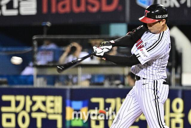 19일 서울 잠실야구장에서 열린 '2025 신한 SOL BANK KBO리그' 롯데 자이언츠와 LG 트윈스 경기. LG 오지환이 4회말 2사 1루에 1타점 적시 2루타를 치고 있다./마이데일리