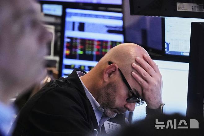 [뉴욕=AP/뉴시스]21일(현지 시간) 뉴욕증권거래소(NYSE)에서 트레이더 프레드 데머코가 일하고 있다. 2025.04.22.