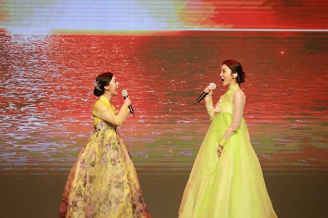 [서울=뉴시스] 2020년 올해의 장애인상 축하무대에서 송소희(오른쪽)씨와 함께 공연한 이지원씨 (사진=한국장애인개발원 제공) 2025.08.22. photo@newsis.com *재판매 및 DB 금지