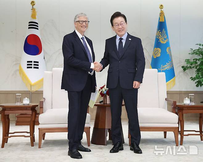 [서울=뉴시스] 최동준 기자 = 이재명 대통령이 21일 용산 대통령실에서 빌 게이츠 게이츠재단 이사장을 접견하고 있다. (대통령실통신사진기자단) 2025.08.21. photocdj@newsis.com