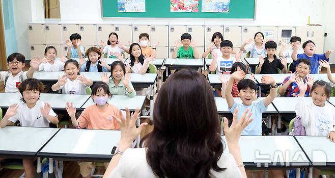[부산=뉴시스] 하경민 기자 = 7월 1일 부산 기장군 해빛초등학교 3학년4반 교실에서 학생들이 여름방학식을 가진 뒤 담임 교사와 인사하고 있다.  이 학교는 급식 조리실 설비 공사 때문에 예년에 비해 20일 정도 일찍 여름방학에 들어갔다. 2025.07.01. yulnetphoto@newsis.com **기사 내용과 관련 없습니다**