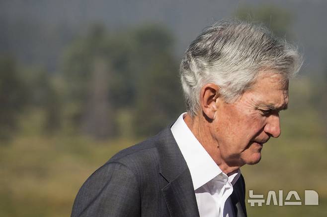 [잭슨홀=AP/뉴시스]제롬 파월 미 연방준비제도이사회(Fed) 의장이 지난해 8월23일(현지시각) 미 와이오밍주 잭슨홀 경제 심포지엄 회의장 밖을 걸어가고 있다. 파월 의장이 22일 올해 잭슨홀 회의 연설에서 통화정책 향방을 어떻게 제시할 지가 주목된다. 2025.8.22.