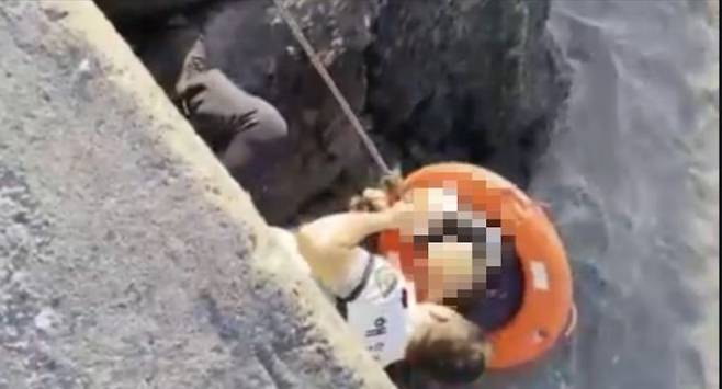 [신안=뉴시스] 지난 22일 오후 6시12분께 전남 신안군 안좌도 읍동여객선터미널 앞 바다에서 낚시를 하던 70대 남성이 추락, 출동한 해경 등에 의해 구조되고 있다. (사진 = 목포해양경찰서 제공) 2025.08.23. photo@newsis.com *재판매 및 DB 금지