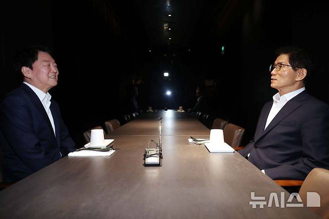 [서울=뉴시스] 조성봉 기자 = 김문수 국민의힘 당대표 후보가 23일 서울 여의도의 한 식당에서 안철수 의원과 오찬회동을 하고 있다. 2025.08.23. suncho21@newsis.com