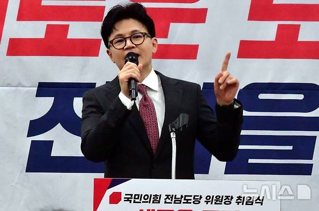 [광주=뉴시스] 이현행 기자 = 한동훈 전 국민의힘 당 대표가 11일 오후 광주 서구 홀리데이인호텔에서 김화진 국힘 전남도당위원장 취임식에 참석해 축사하고 있다. 2025.08.11. lhh@newsis.com