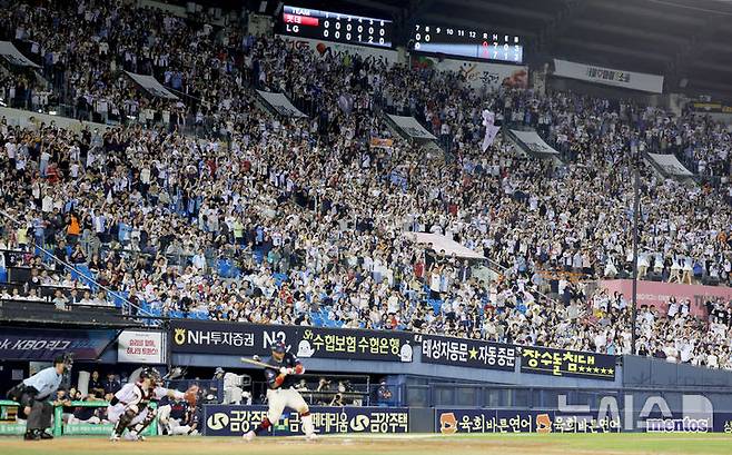 [서울=뉴시스] 김진아 기자 = 19일 서울 송파구 잠실야구장에서 열린 2025 KBO리그 롯데 자이언츠와 LG 트윈스의 경기, 팬들이 응원을 하고 있다. 18일 기준 총 562경기에서 969만542명의 관중이 경기장을 찾아 천만 관중까지 약 31만명만 남겨둔 상황이다. 기상 악화 등 변수가 없다면 이번 주중 1000만 관중 돌파할 것으로 예상된다. 2025.08.19. bluesoda@newsis.com