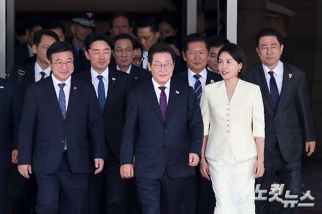 이재명 대통령과 부인 김혜경 여사가 23일 한일·한미 정상회담을 위해 경기도 성남 서울공항을 통해 출국하고 있다. 이 대통령 취임 후 2개월 만에 이뤄지는 첫 양자 방문외교이자 실용외교를 본격화하는 첫 걸음이다. 박종민 기자