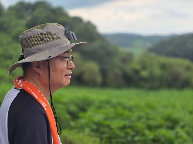 '우리강 도보 생명순례'를 12년 만에 부활시킨 더불어민주당 염태영 의원이 23일 경기 연천 임진강 일대를 걷고 있다. 염태영 의원실 제공