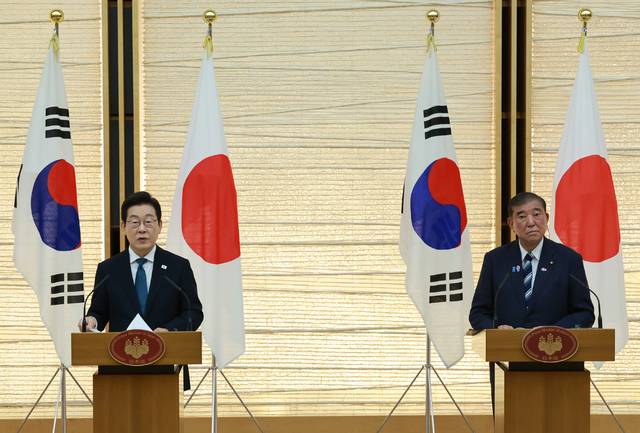 이재명 대통령과 이시바 시게루 일본 총리가 23일 일본 도쿄 총리 관저에서 공동 언론 발표를 하고 있다. 연합뉴스