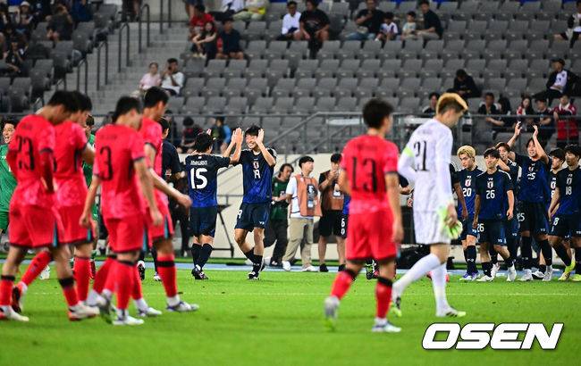 [OSEN=용인, 지형준 기자] 대굴욕이다. 한국축구가 일본에 사상 첫 3연패를 당했다.&nbsp;홍명보 감독이 이끄는 남자축구대표팀은 15일 오후 7시 24분 용인 미르스타디움에서 개최되는 2025 동아시아축구연맹(EAFF) E-1 챔피언십(동아시안컵) 3차전에서 숙적 일본에게 0-1로 패해 우승컵 탈환에 실패했다.&nbsp;대회 3승의 일본이 통산 세 번째 우승을 달성했다. 일본은 안방의 한국을 누르고 대회 2연패까지 가져갔다. 한국은 여전히 5회 우승으로 최다우승이지만 2개 대회 연속 일본에 밀렸다.&nbsp;일본 선수들이 우승을 기뻐하고 있다. 2025.07.15 / jpnews@osen.co.kr