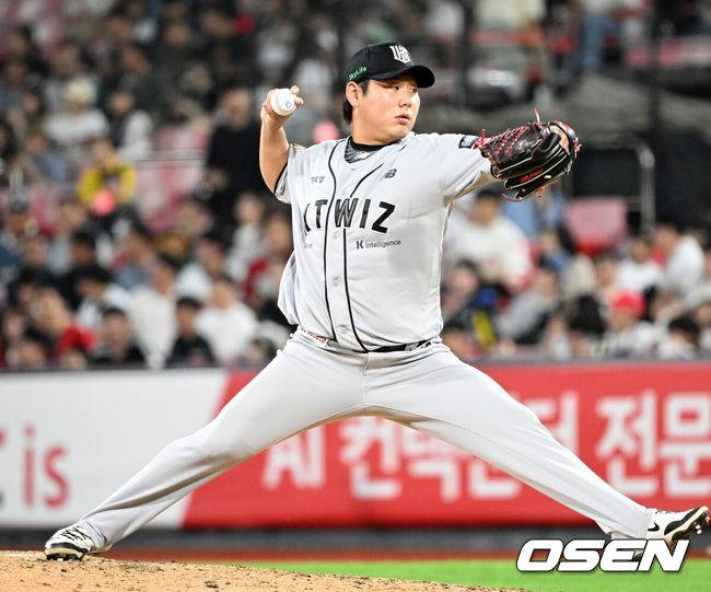 [OSEN=수원, 이대선 기자] 22일 오후 수원 KT위즈파크에서 2025 신한 SOL Bank KBO리그 KT 위즈와 KIA 타이거즈의 경기가 열렸다.KT는 쿠에바스, KIA는 양현종을 선발투수로 내세웠다7회초 무사에서 KT 문용익이 역투하고 있다. 2025.05.22 /sunday@osen.co.kr