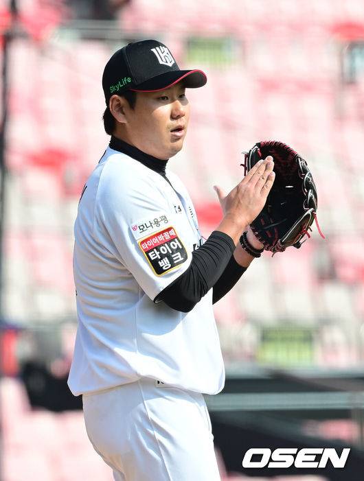 [OSEN=수원, 김성락 기자] 10일 오후 수원KT위즈파크에서  2025 신한 SOL뱅크 KBO 리그 시범경기 KT 위즈와 키움 히어로즈의 경기가 열렸다.KBO리그 10개 구단은 오는 18일까지 시범경기 10경기를 소화한다. 2025시즌 개막전은 오는 22일 개최된다. 개막전 매치업은 LG-롯데(서울 잠실구장), KIA-NC(광주-기아챔피언스필드), SSG-두산(인천 SSG랜더스필드), KT-한화(수원 KT위즈파크), 삼성-키움(대구 삼성라이온즈파크)이다.5회초 키움 선두타자 여동욱의 유격수 땅볼 때 투수 문용익이 KT 유격수 김상수의 호수비에 박수 치고 있다. 2025.03.10 / ksl0919@osen.co.kr