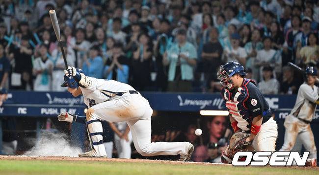 [OSEN=창원, 이석우 기자] 22일 창원NC파크에서 2025 신한 SOL 뱅크 KBO 리그 NC 다이노스와 롯데 자이언츠의 경기가 열렸다. 홈팀 NC는 신민혁이, 방문팀 롯데는 박세웅이 선발 출전했다. 롯데 자이언츠 유강남이 6회말 1사 1,3루 NC 다이노스 김휘집의 삼진 아웃때 볼을 잡지 못하고 홈 도루를 허용하고 있다. 2025.08.22 / foto0307@osen.co.kr