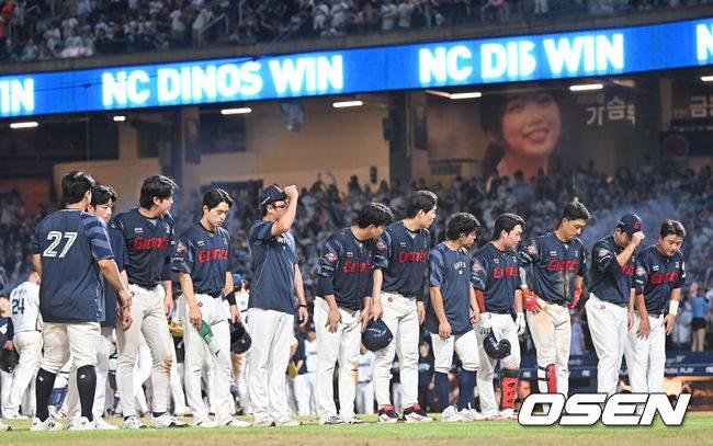 [OSEN=창원, 이석우 기자] 22일 창원NC파크에서 2025 신한 SOL 뱅크 KBO 리그 NC 다이노스와 롯데 자이언츠의 경기가 열렸다. 홈팀 NC는 신민혁이, 방문팀 롯데는 박세웅이 선발 출전했다. 롯데 자이언츠 선수들이 NC 다이노스에 6-7로 패하며 11연패에 빠진 후 어두운 표정을 짓고 있다. 2025.08.22 / foto0307@osen.co.kr