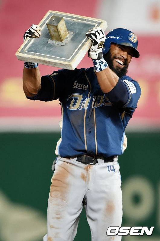 [OSEN=인천, 민경훈 기자] 2일 오후 인천 SK행복드림구장에서 열린 '2015 타이어뱅크 KBO 리그' SK 와이번스와 NC 다이노스의 경기, 3회초 무사 주자 1루 NC 나성범 타석에서 1루 주자 테임즈가 2루 도루에 성공하며 40-40에 성공한 후 기뻐하고 있다. / rumi@osen.co.kr