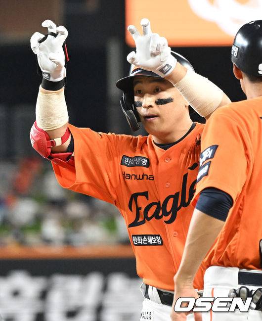 [OSEN=대전, 이대선 기자] 23일 오후 대전 한화생명볼파크에서 2025 신한 SOL Bank KBO리그 한화 이글스와 SSG 랜더스의 경기가 열렸다.한화는 황준서, SSG은 화이트를 선발로 내세웠다.8회말 무사에서 한화 손아섭이 우중간 안타를 치고 환호하고 있다. 손아섭은 이 안타로 역대 최초 2600안타를 기록했다. 2025.08.23 /sunday@osen.co.kr