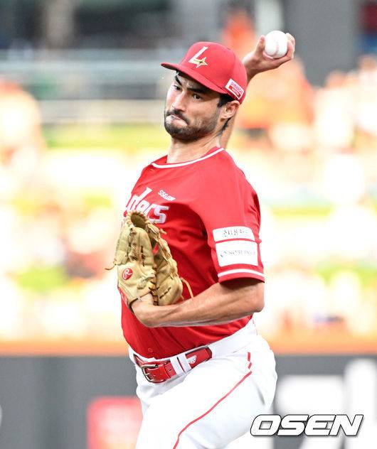 [OSEN=대전, 이대선 기자] 23일 오후 대전 한화생명볼파크에서 2025 신한 SOL Bank KBO리그 한화 이글스와 SSG 랜더스의 경기가 열렸다.한화는 황준서, SSG은 화이트를 선발로 내세웠다.1회말 무사에서 SSG 선발투수 화이트가 역투하고 있다.  2025.08.23 /sunday@osen.co.kr