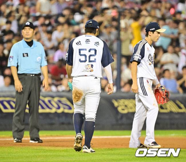 [OSEN=잠실, 박준형 기자] 23일 오후 서울 잠실구장에서 ‘2025 신한 SOL BANK KBO리그’ 두산 베어스와 KT 위즈의 경기가 진행됐다.이날 경기에서 두산은 제환유를, KT는 패트릭을 선발투수로 내세웠다.6회초 무사 1,2루 두산 박준순이 송구실책한뒤 아쉬워하고 있다. 2025.08.23 / soul1014@osen.co.kr