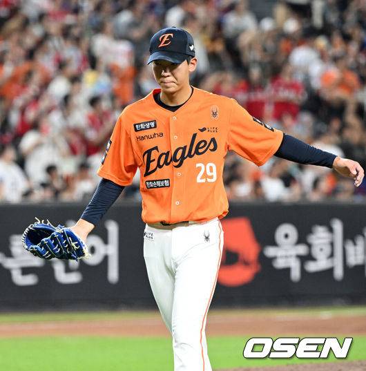 [OSEN=대전, 이대선 기자] 23일 오후 대전 한화생명볼파크에서 2025 신한 SOL Bank KBO리그 한화 이글스와 SSG 랜더스의 경기가 열렸다.한화는 황준서, SSG은 화이트를 선발로 내세웠다.6회초 수비를 마친 한화 황준서가 박수를 치고 있다.  2025.08.23 /sunday@osen.co.kr