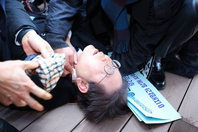 ▲지난해 1월 2일 이재명 당시 대표가 부산 가덕도 신공항부지 방문 중 피습을 당해 중상을 입는 사태가 발생했다. ⓒ연합뉴스