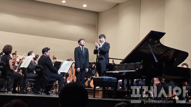▲김도현 피아니스트와 지중배 지휘자ⓒ프레시안(지정운)