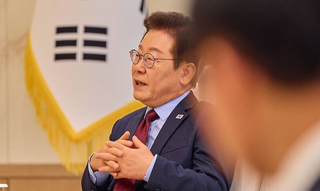 이재명 대통령이 지난 19일 서울 용산 대통령실에서 오이카와 쇼이치 요미우리신문그룹 대표와 인터뷰하고 있다. 사진=이재명 대통령 SNS