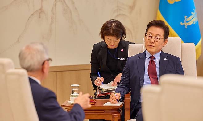 이재명 대통령이 지난 19일 서울 용산 대통령실에서 오이카와 쇼이치 요미우리신문그룹 대표와 인터뷰하고 있다. 사진=이재명 대통령 SNS