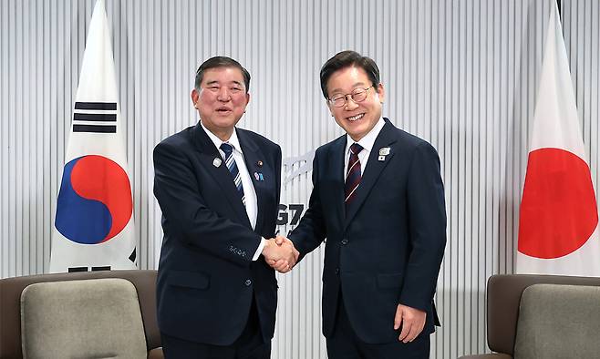 이재명 대통령과 이시바 시게루 일본 총리가 지난 6월 17일(현지시간) 캐나다 앨버타주 캐내내스키스 주요 7개국(G7) 정상회의장에서 열린 한일 정상회담에서 악수하고 있다. 세계일보 자료사진