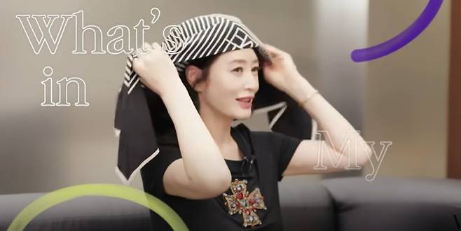 배우 김혜수가 늘상 착용해오던 '애착 두건'에 대한 이야기를 꺼냈다. 유튜브 채널 'VOGUE KOREA' 영상 캡처