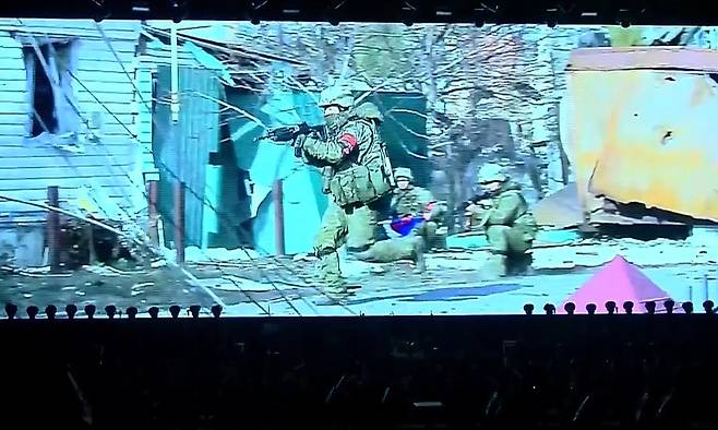북한 조선중앙TV는 러시아 파병부대 지휘관과 군인들을 위한 축하공연을 ㅈ디난 22일 녹화방영하면서 중간에 파병 군인들의 전투장면을 내보냈다.평양=조선중앙TV·연합뉴스