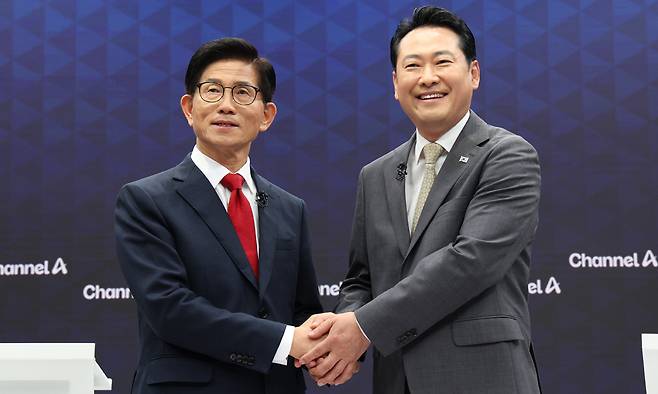 국민의힘 당 대표 선거 결선에 진출한 김문수·장동혁 후보가 23일 서울 채널A 광화문 스튜디오에서 열린 방송토론회에서 기념촬영을 하고 있다. 연합뉴스