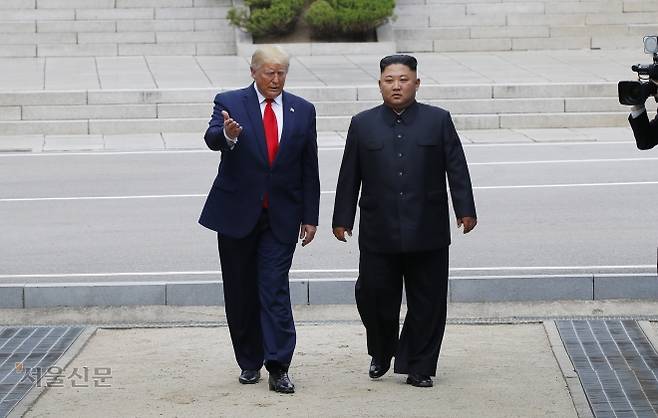판문점 남측 향하는 북미 정상 - 도널드 트럼프 미국 대통령과 북한 김정은 국무위원장이 30일 오후 판문점 군사분계선 북측 지역에서 인사한 뒤 남측으로 향하고 있다. 2019.6.30 연합뉴스