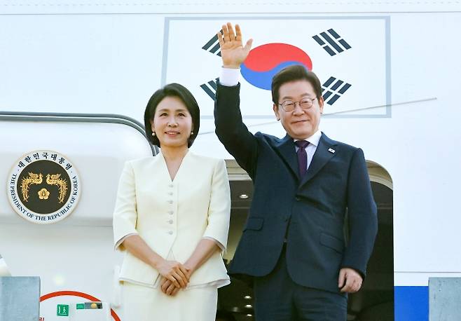이재명 대통령 부부, 일본·미국 방문 출발 인사 - 이재명 대통령과 김혜경 여사가 일본·미국 방문을 위해 23일 성남 서울공항을 출발하며 공군 1호기에 올라 인사하고 있다. 2025.8.23 연합뉴스
