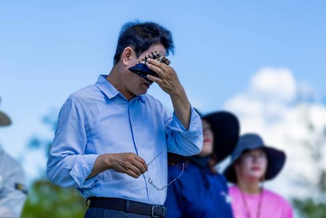 노관규 순천시장이 순천만국가정원 일대를 점검하며 흐르는 땀을 닦고 있다. 노 시장은 자신의 페이스북에 이 사진 한 장과 함께 ‘변화와 혁신은 땀·눈물·인내·뚝심’ 글귀를 올리며 최근 불거지고 있는 정치적 공작에도 흔들림 없이 오로지 순천시민만 바라보고 가겠다는 강력한 의지를 다졌다. 노관규 순천시장 페이스북 캡쳐