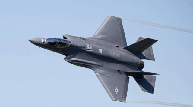 미 공군 F-35A가 전술 비행을 하고 있는 모습. 사진 제공=미 공군