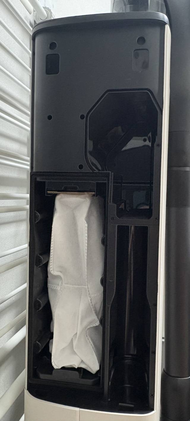 전동식 미니 브러시, 2-in-1 틈새 브러시와 청소 필터가 수납된 ‘H60 허브 울트라’ 도크 내부. 사진=김예솔 기자