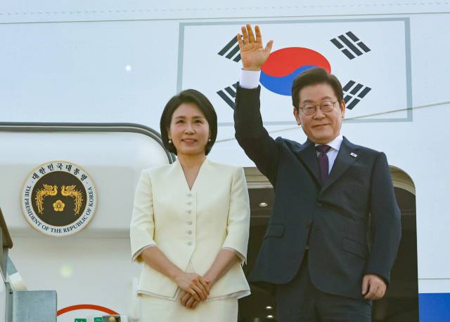 이재명 대통령과 김혜경 여사가 일본·미국 방문을 위해 23일 성남 서울공항을 출발하며 공군 1호기에 올라 인사하고 있다. 연합뉴스