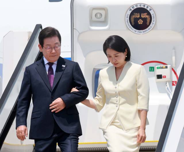 1박 2일 일정으로 일본을 방문하는 이재명 대통령과 김혜경 여사가 23일 일본 도쿄 하네다공항에 도착해 공군 1호기에서 내리고 있다. 연합뉴스