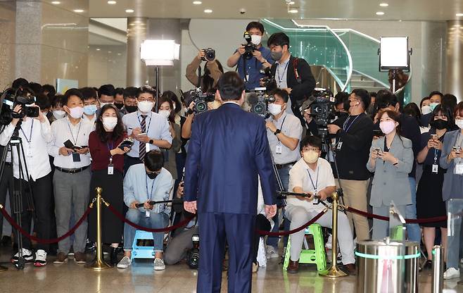 2022년 9월26일 서울 용산 대통령실 청사로 출근하며 기자들과 질의응답을 하는 윤석열. ⓒ연합뉴스