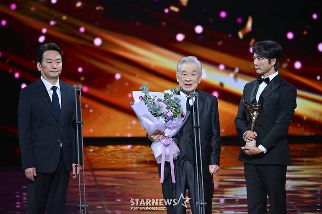 배우 이순재가 2025년 1월 11일 KBS 2TV에서 방송된 '2024 KBS 연기대상'에서 대상을 받은 뒤 소감을 말하고 있다. / 사진제공=KBS /사진=김창현 chmt@