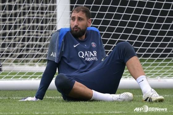 팀 연습 중 주저 앉은 잔루이지 돈나룸마. /AFPBBNews=뉴스1