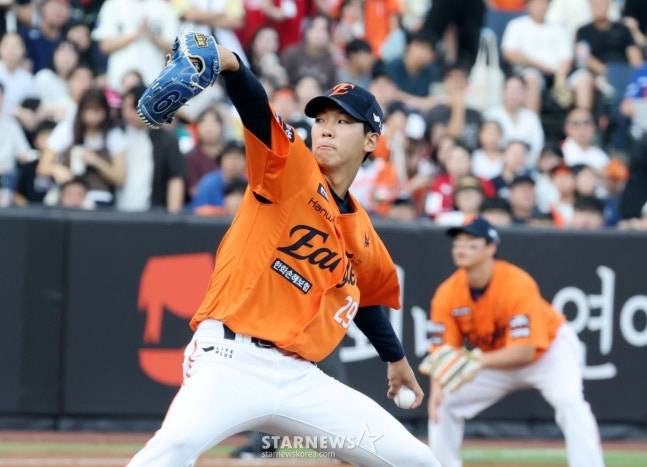 한화 황준서가 23일 SSG전에 선발 등판해 역투를 펼치고 있다. /사진=강영조 선임기자