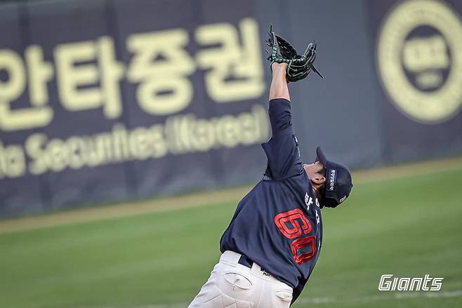 롯데 자이언츠 내야수 박찬형이 22일 창원NC파크에서 열린 2025 신한 SOL Bank KBO리그 NC 다이노스와의 팀 간 12차전에서 3회말 수비 실책 후 4회말 이닝 시작과 함께 교체됐다. 사진 롯데 자이언츠